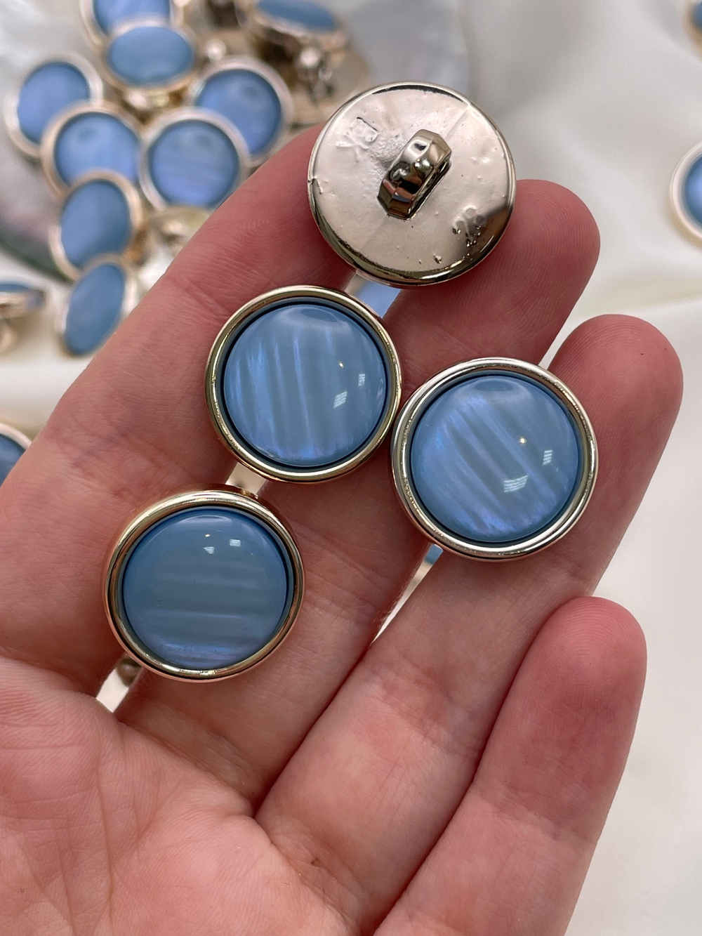 Пуговицы пластиковые на ножке голубого цвета