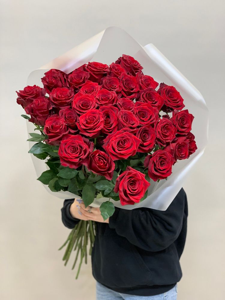 Букет 35 метровых роз красные в пленке