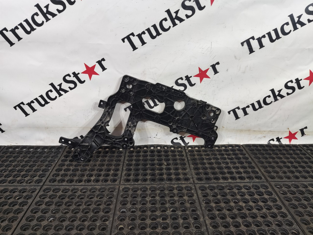 Кронштейн противотуманной фары левый 2023г