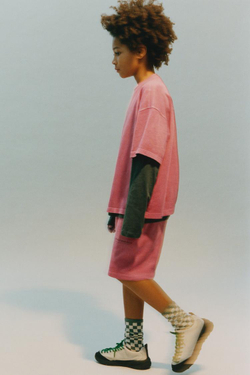 ZARA КОМПЛЕКТ ИЗ ФУТБОЛКИ И ШОРТОВ С НАДПИСЬЮ, КРАСНЫЙ