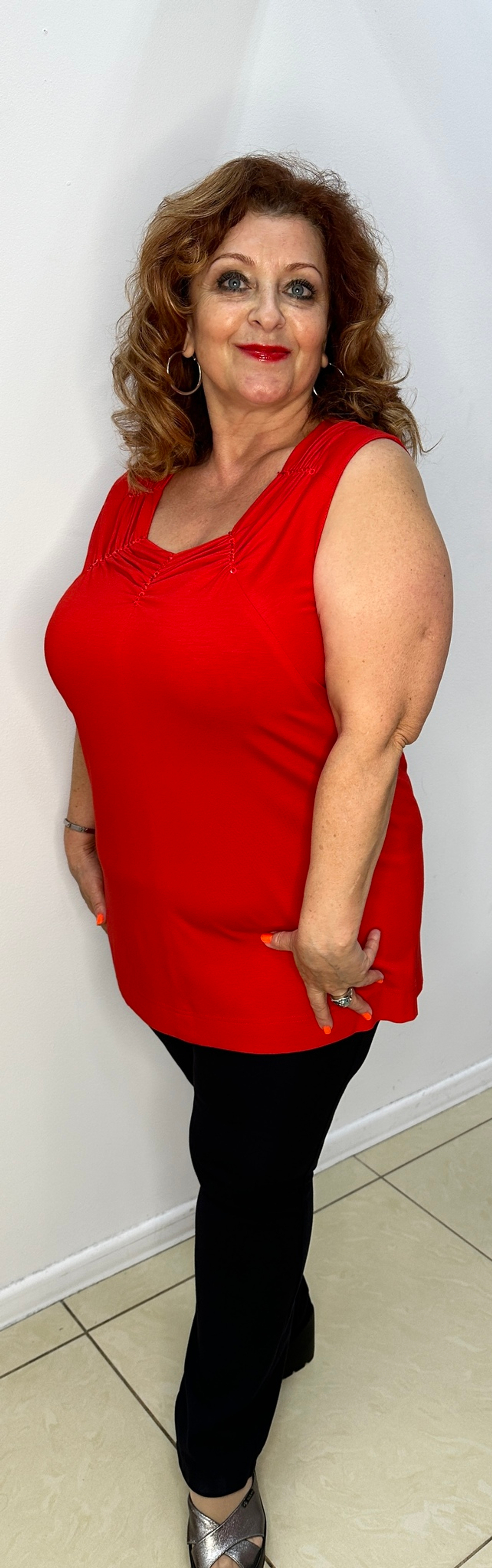 Красный топ-майка из вискозы с пайетками