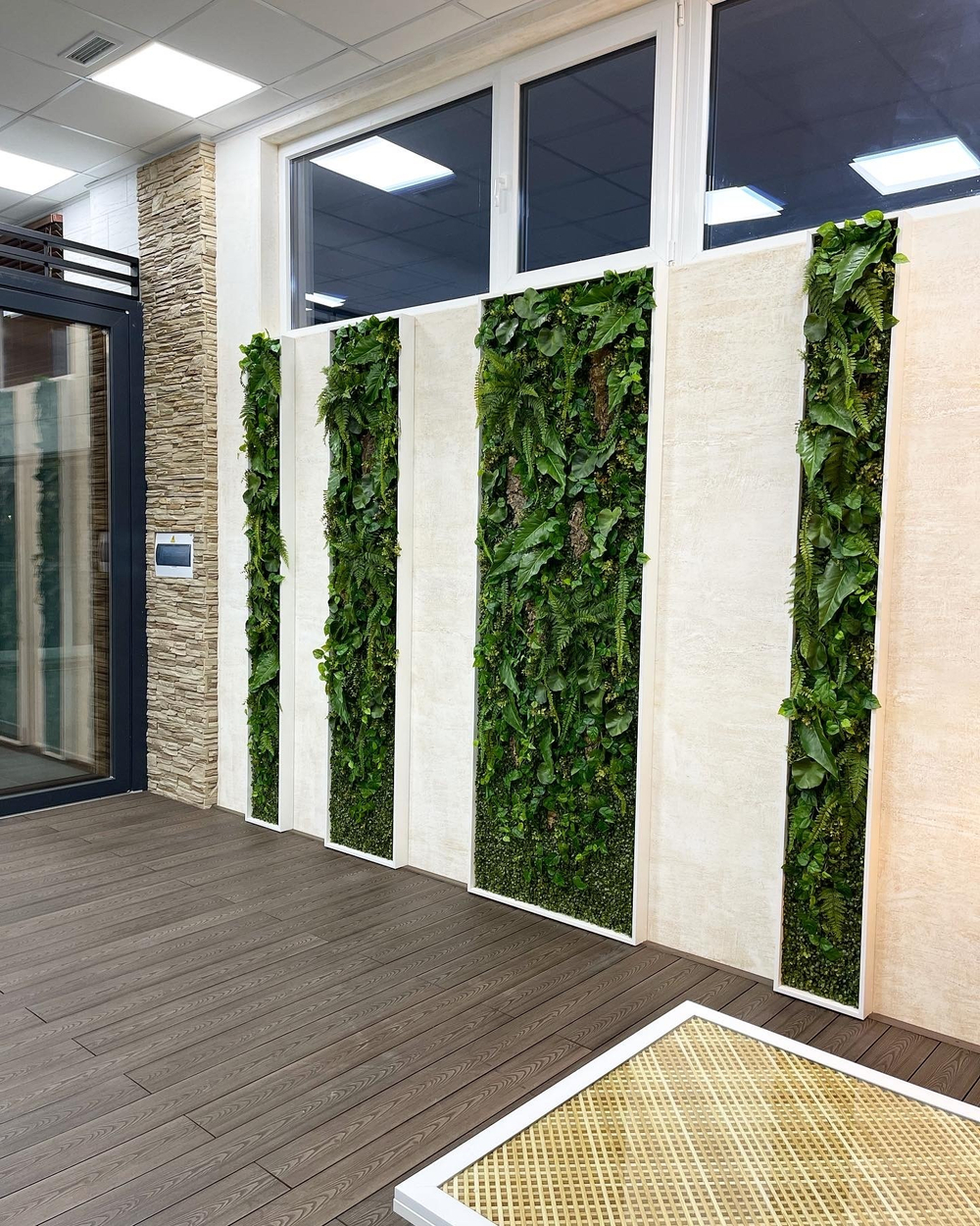 Вертикальное озеленение офисного пространства ботаническими копиями растений
