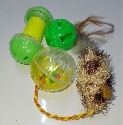 Набор игрушек "Чистый котик" для кошек, два мячика, пластиковый цилиндр D-set17