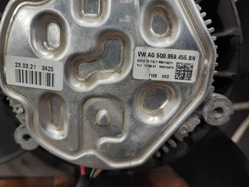 Вентилятор радиатора Volkswagen Tiguan 2 16-нв Б/У Оригинал 5Q0959455BN