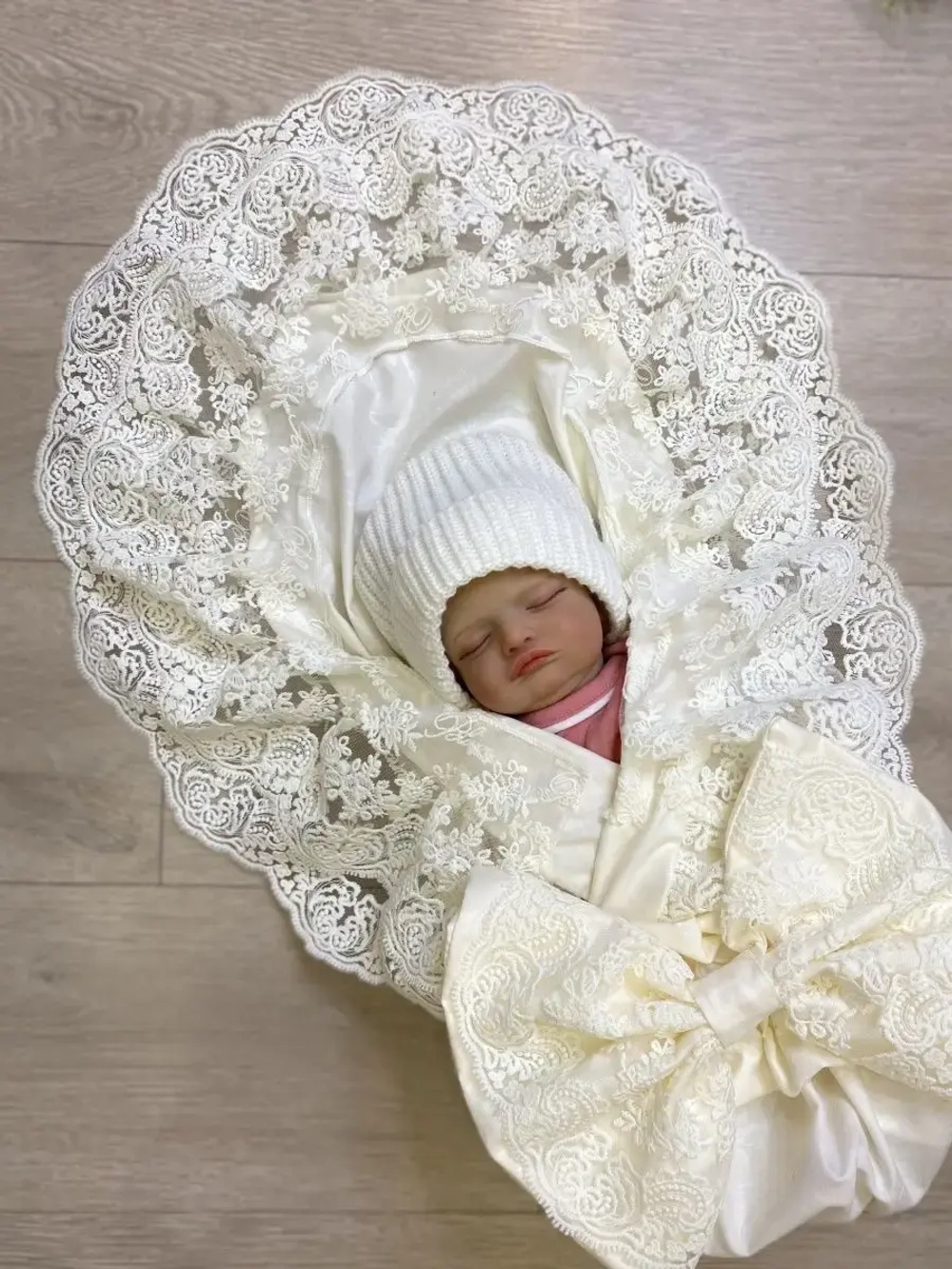 Кружевной уголок и бант на выписку