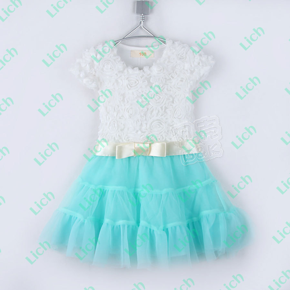 Платье с цветочной отделкой и контрастной пышной юбкой