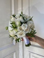 Свадебный букет из лизиантуса, альстромерии, зелени, кустовых пионовидных и одноголовых роз