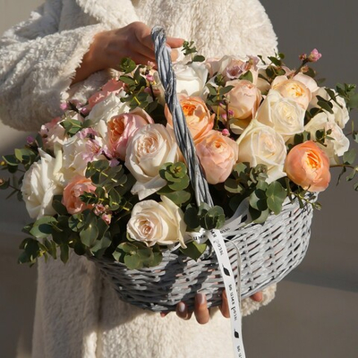 1. Большая корзина из роз