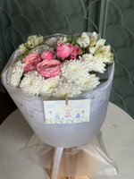 Букет из кустовой пионовидной розы, альстромерии и хризантемы