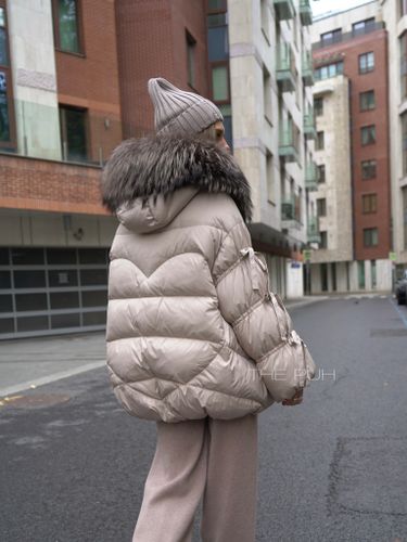 Бежевый пуховик с мехом енота и завязками на рукавах