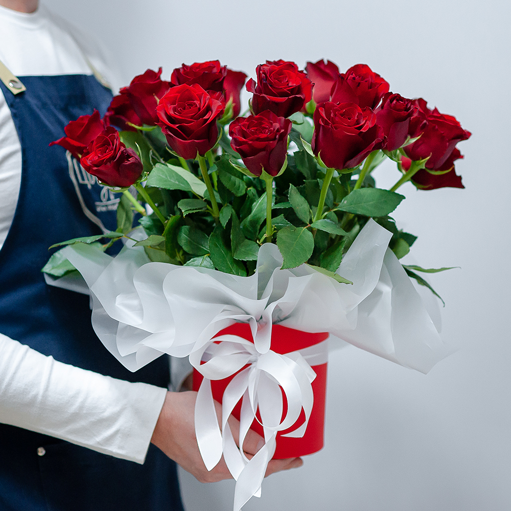 21 красная роза в шляпной коробке