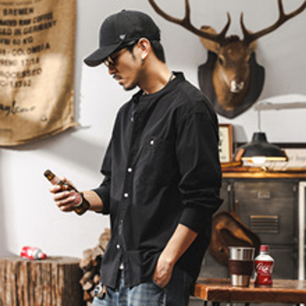 Рубашка с воротником-стойкой с одним накладным карманом и длинными рукавами.