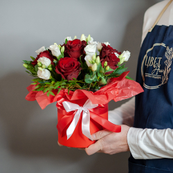 Красные розы с лизиантусом в шляпной коробке