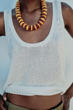 ZARA ОДНОТОННЫЙ ТРИКОТАЖНЫЙ ТОП С МЕТАЛЛИЧЕСКИМ УЗОРОМ, БЕЛЫЙ