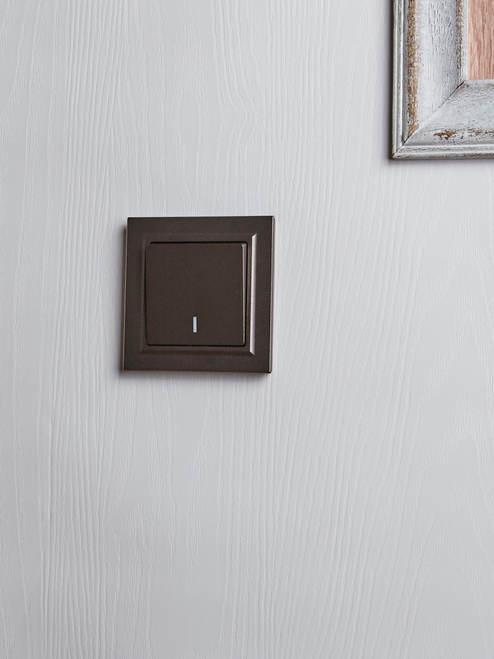 BRITE Выключатель 1-клавишный проходной с индикацией 10А ВС10-1-7-БрТБ темная бронза IEK