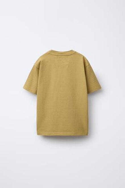 ZARA ФУТБОЛКА ИЗ РЕЛЬЕФНОЙ ТКАНИ С ВЫШИТОЙ НАДПИСЬЮ, ЦВЕТ ОЛИВКОВОГО МАСЛА