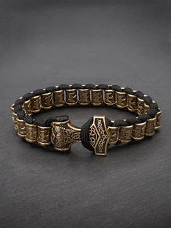 Картинка скандинавский браслет на черном фоне.