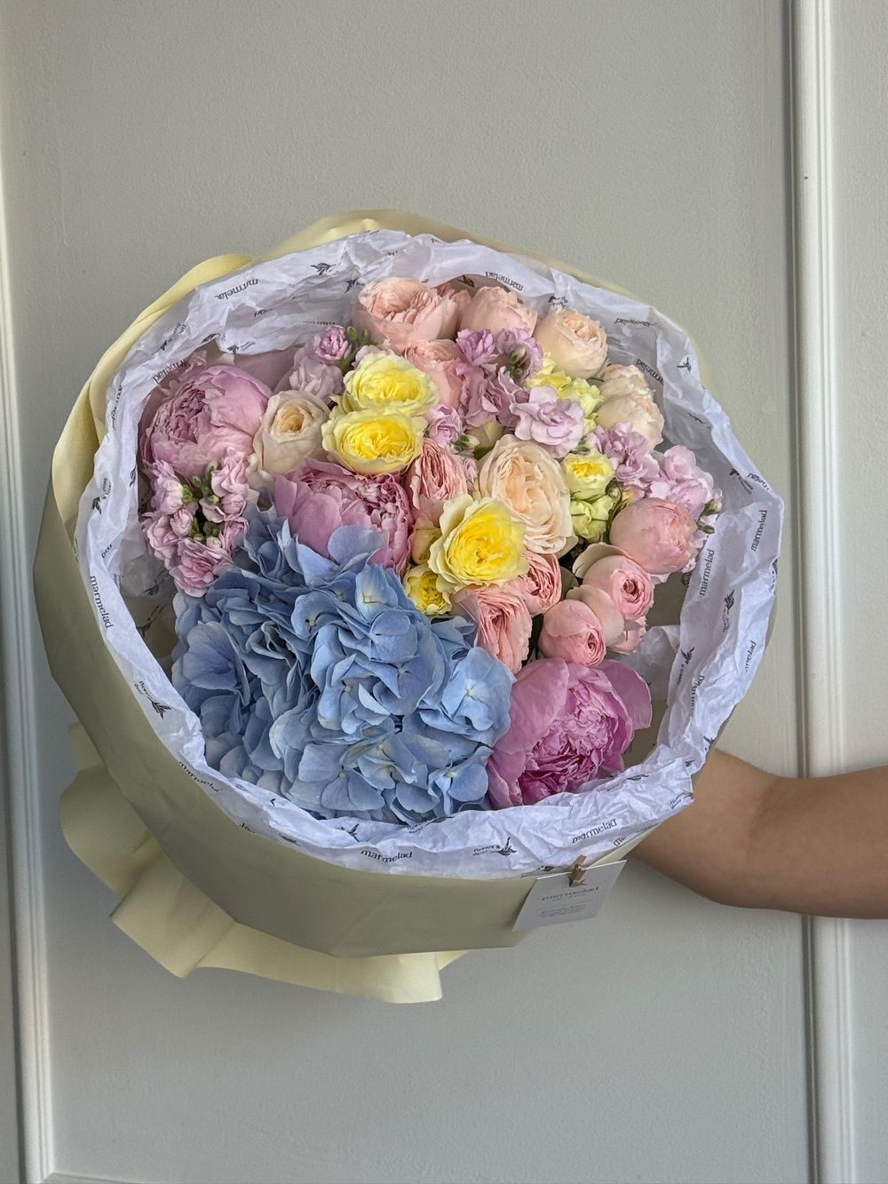 Букет из гортензии, маттиолы, кустовых пионовидных роз и пионов