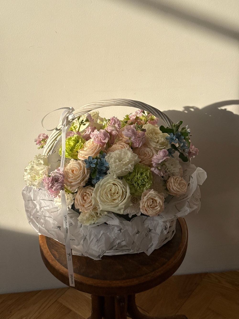 Корзнина из кустовых пионовидных роз, оксипеталума, маттиолы, диантусов, лизиантуса и хризантемы