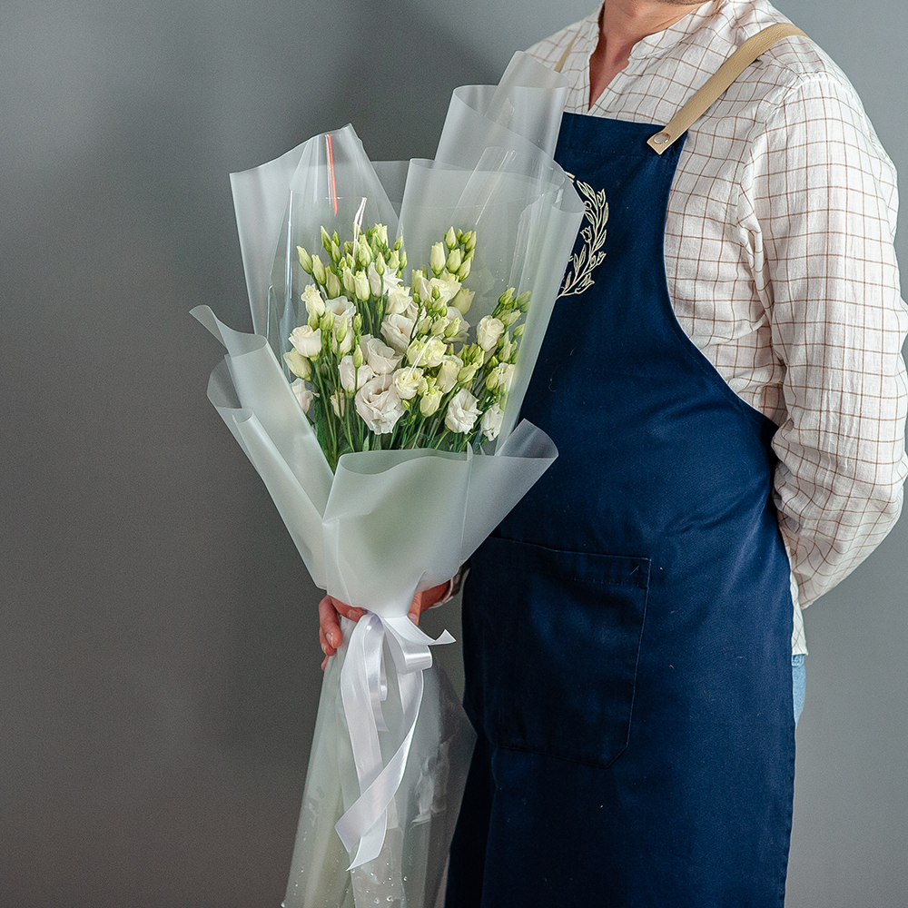 9 белой эустомы в оформлении