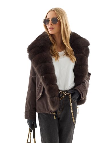 Короткая пуховая парка шоколадного цвета