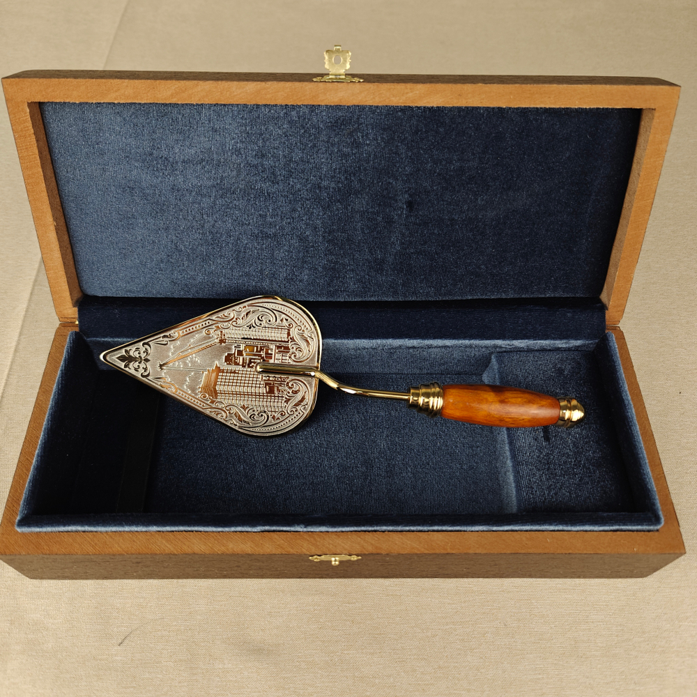 Подарок строителю " Сувенирный мастерок" малый в подарочном футляре