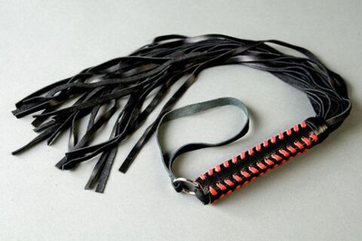 Флогер с двухцветной плетеной ручкой (Цвет: черный с красным)