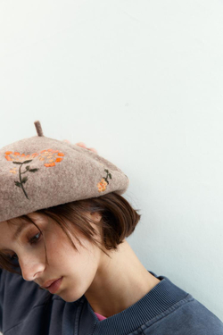 ZARA БЕРЕТ ИЗ 100% ШЕРСТИ С ЦВЕТОЧНОЙ ВЫШИВКОЙ, РЫЖЕВАТО-КОРИЧНЕВЫЙ