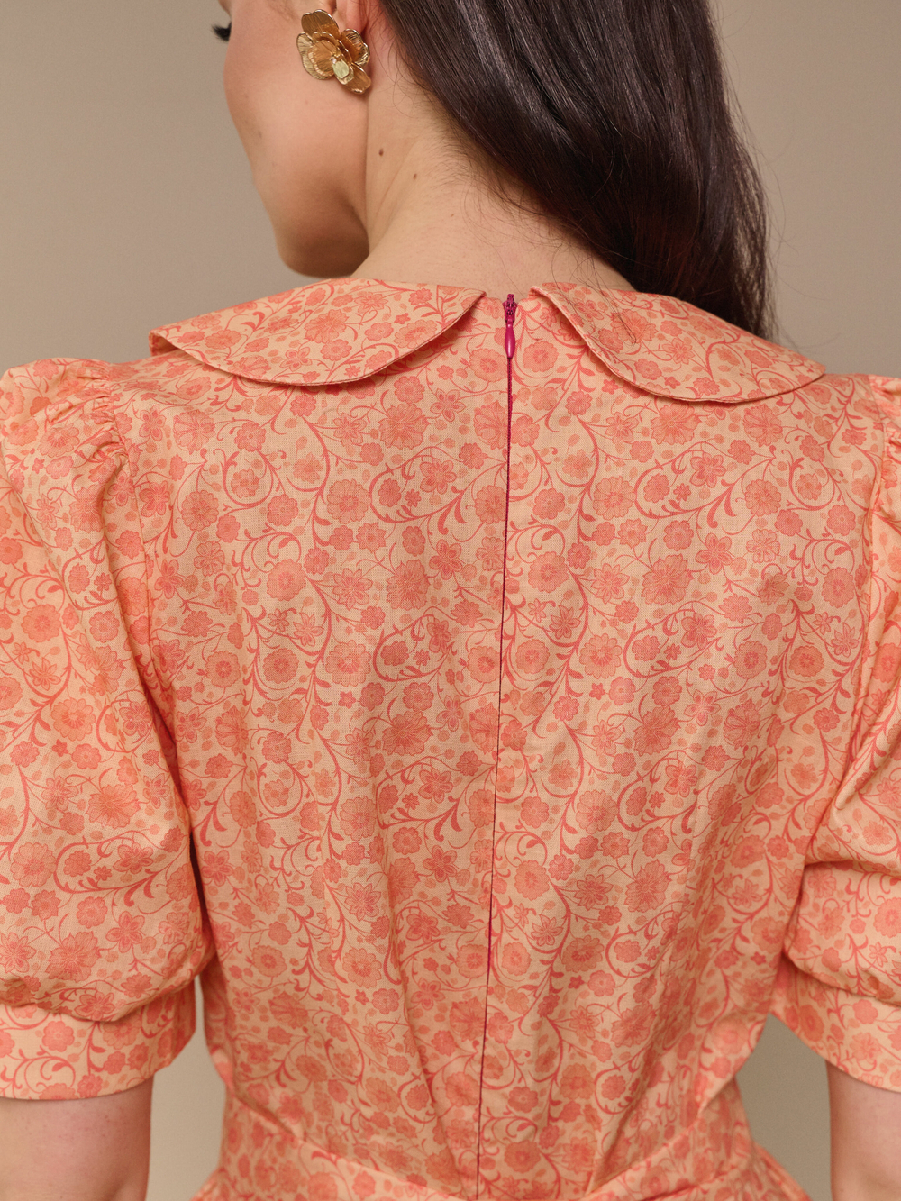 Платье с отложным воротником