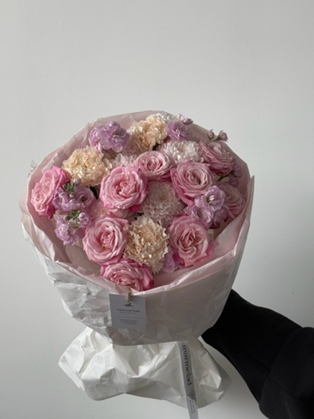 Букет из кустовой пионовидной розы , хризантемы, маттиолы и диантусов