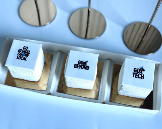 Пирожные с логотипом компании/коробочка на 3 шт