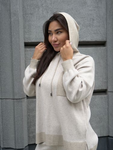 Бежевый трикотажный костюм в полоску