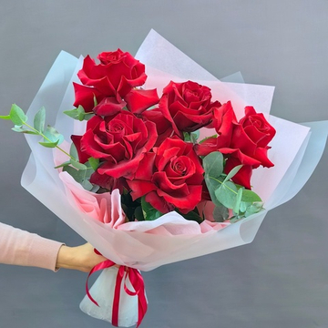 Букет из французских роз сорта "Эксплорер" с эвкалиптом