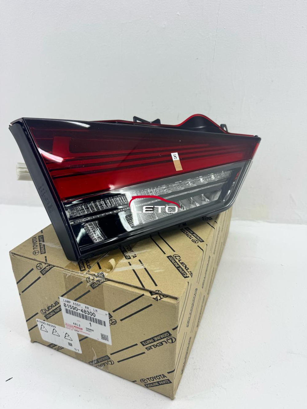 Фонарь крышки багажника левый 81590-48300 8159048300