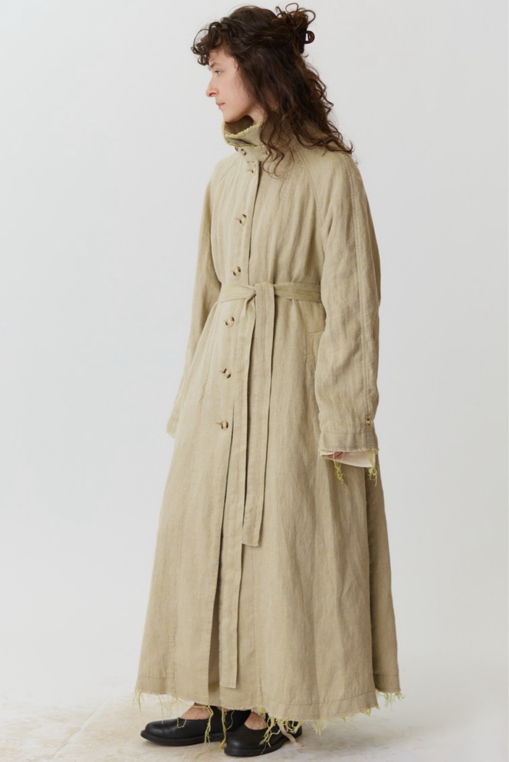 Объемный плащ из серо-зеленого льна