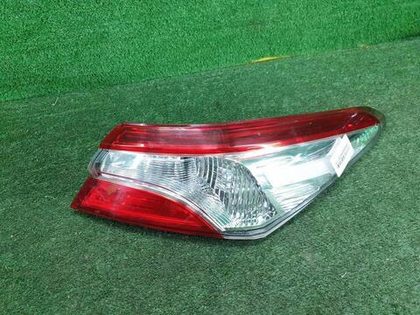 Фонарь правый внеш Toyota Camry xv70 17-нв галоген