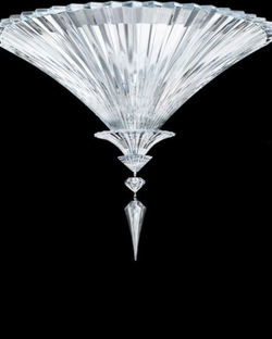 Потолочная хрустальная люстра с чёткой геометрией и выразительной огранкой,