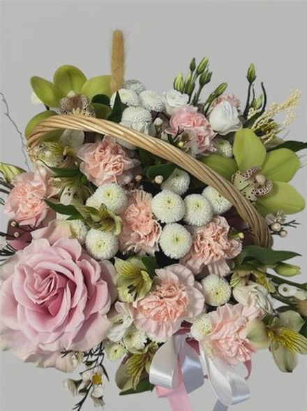 Композиция из роз и орхидей в корзине