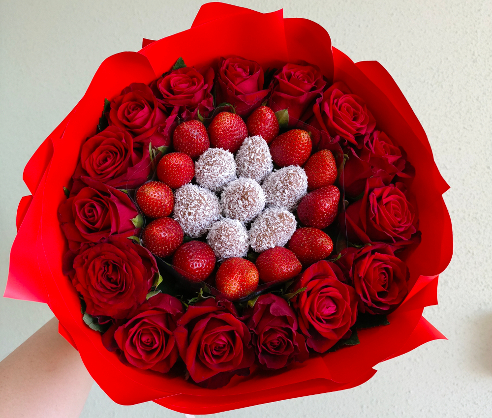 Клубника и розы