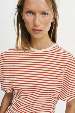 ZARA ПРИТАЛЕННАЯ ФУТБОЛКА В ПОЛОСКУ, КРАСНАЯ ПОЛОСА