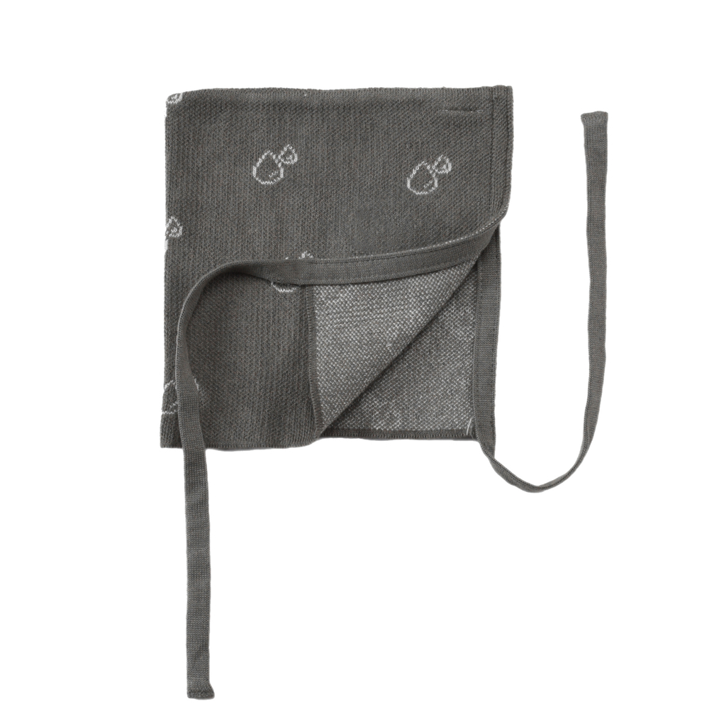 Шапочка в сером цвете с принтом капли