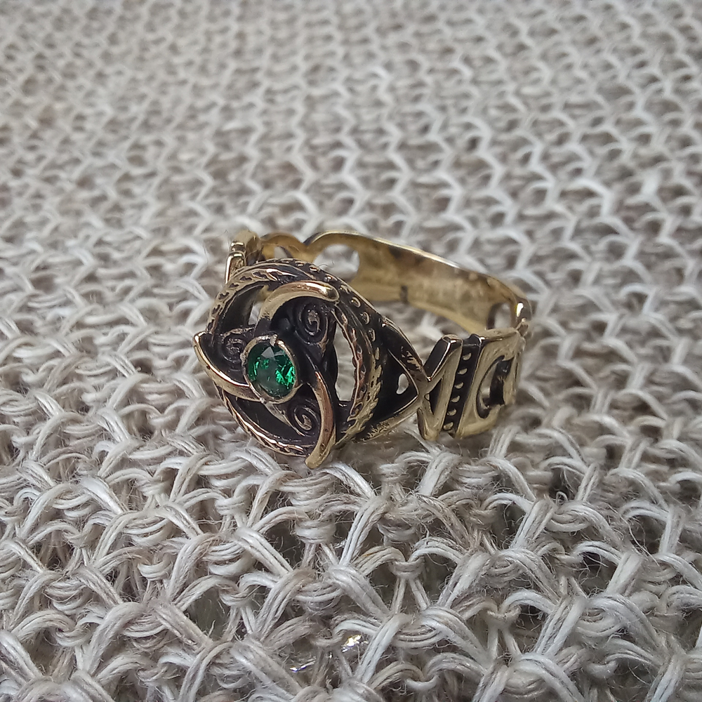 Кольцо. Трискель с камнем