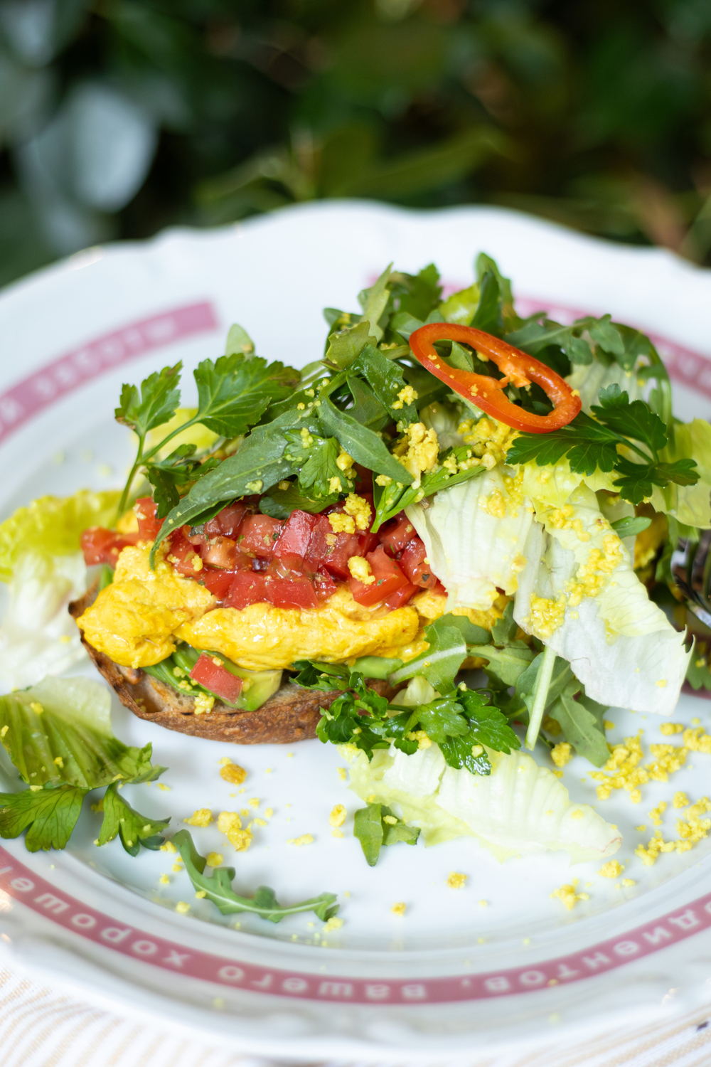 СКРЭМБЛ-ТОСТ С АВОКАДО И ТОМАТАМИ new