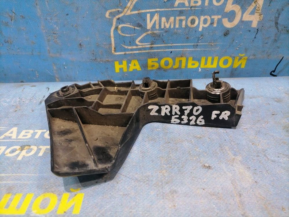 Крепление бампера переднее правое TOYOTA NOAH 2007-2013