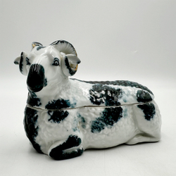 Фарфоровая масленка Баран. Фарфор, ручная роспись, золочение. Т-во М. С. Кузнецова, Россия, 1900-е.