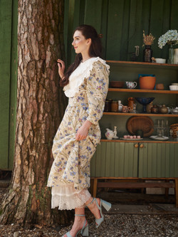 Платье миди с вырезом