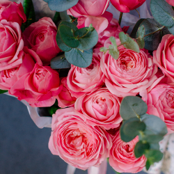 140. Вау-букет из кустовой пионовидной розы