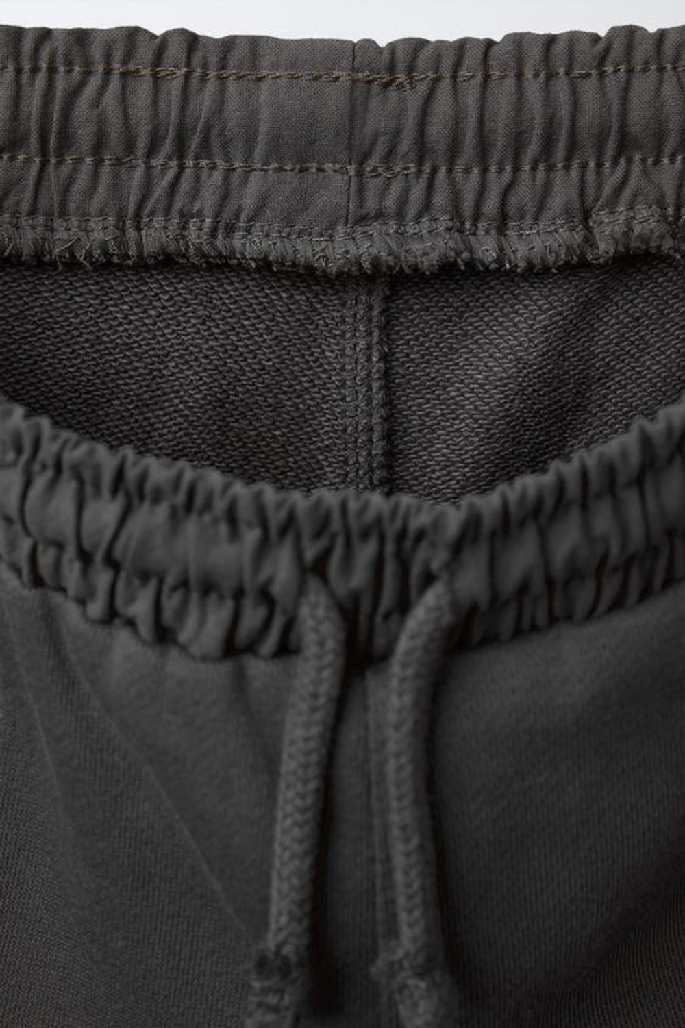 ZARA БРЮКИ С КОНТРАСТНЫМИ ДЕТАЛЯМИ И НАШИВКОЙ, АНТРАЦИТОВО-СЕРЫЙ