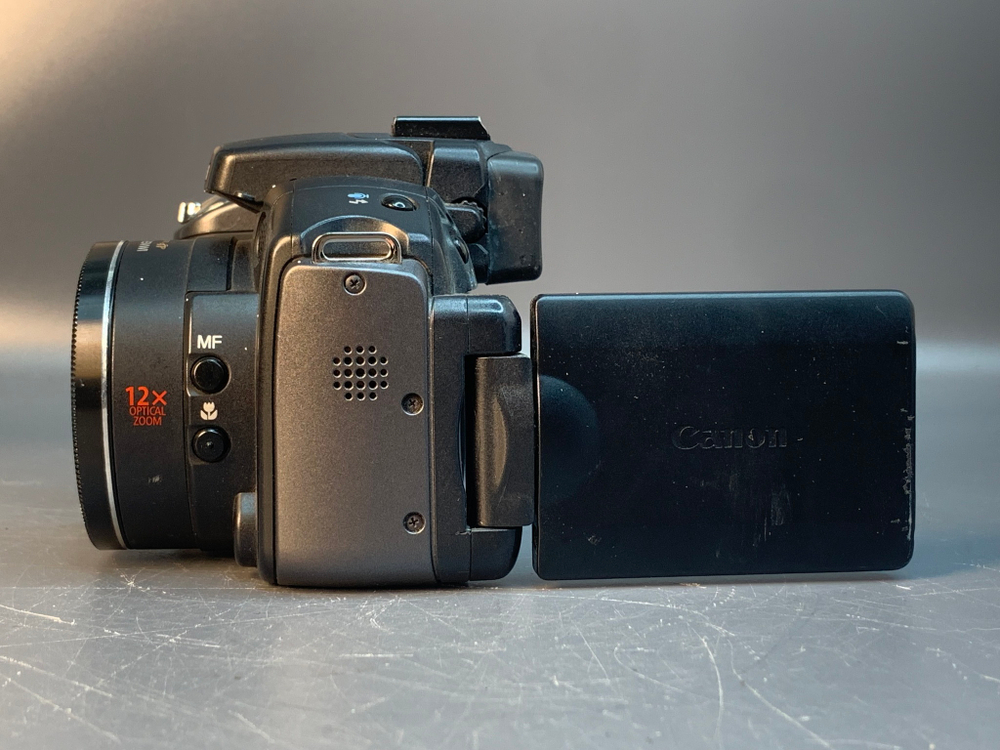Canon PowerShot S5 IS экран в некоторых положениях тускнеет