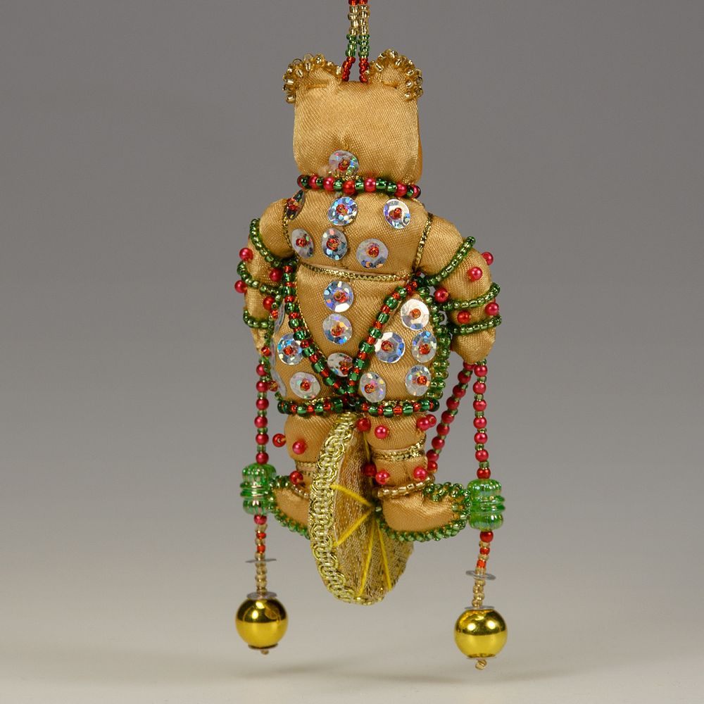 Бисерная ёлочная игрушка Медведь на колесе